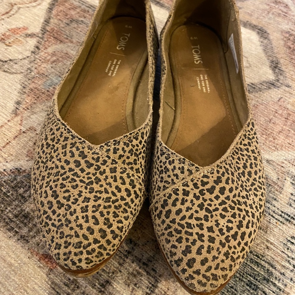 TOMS suede leopard ballet flats Sz 9
